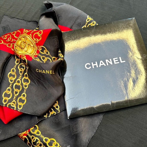 Vintage CHANEL Chain Medallion Scarf Black Red Gold - Picture 6 of 6